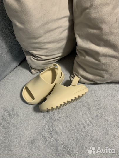 Продаю Сандали Yeezy Slide 25