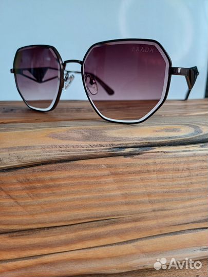 Солнцезащитные очки женские prada