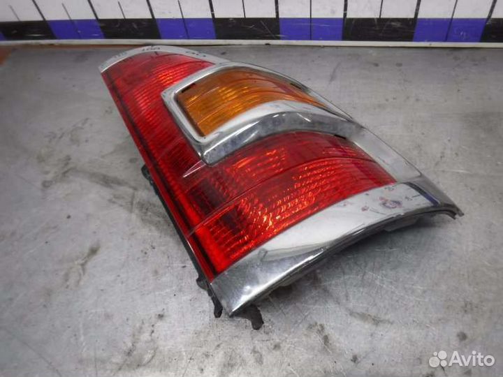 Фонарь задний правый Mitsubishi Pajero 3 6G74 2001