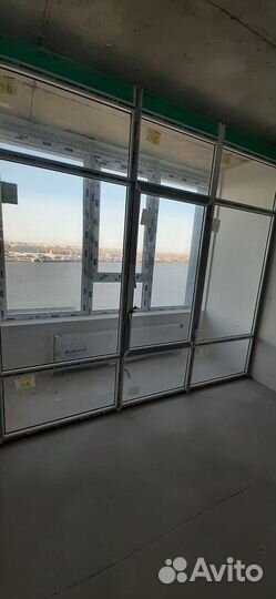 Стеклянная перегородка с окном. Дверь-перегородка