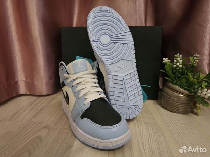 Nike Air Jordan 1 Mid Ice Blue