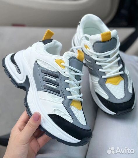 Кроссовки женские