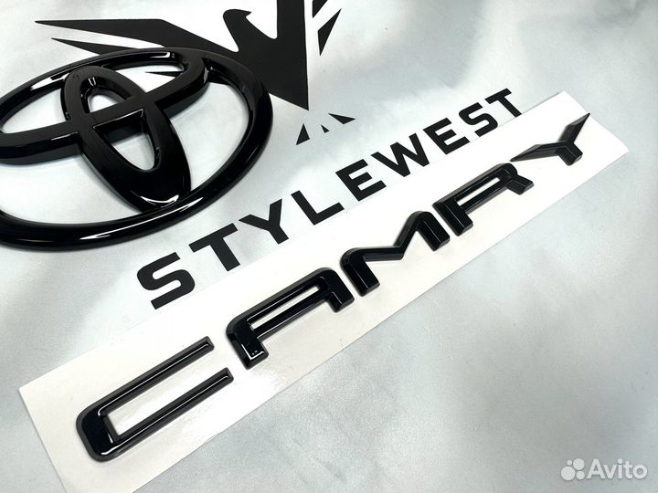Черные шильдики на багажник camry