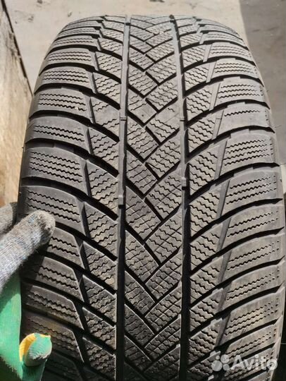Bridgestone Blizzak LM-001 285/45 R21