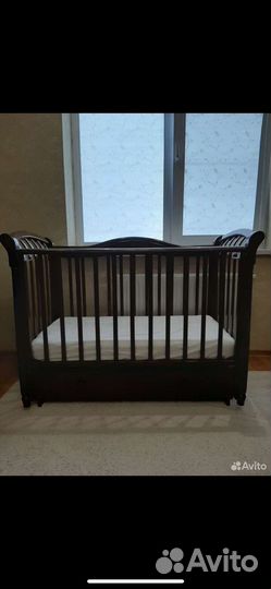 Детская кроватка с маятником и ящиком