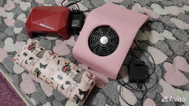 Лампа, пылесос, подлокотник для маникюра