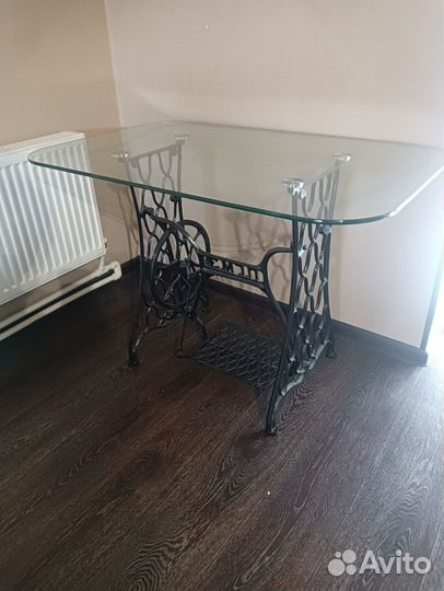 Стол из станины, обеденный стол