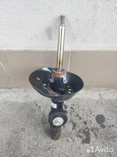 Передний левый амортизатор Honda Accord 9