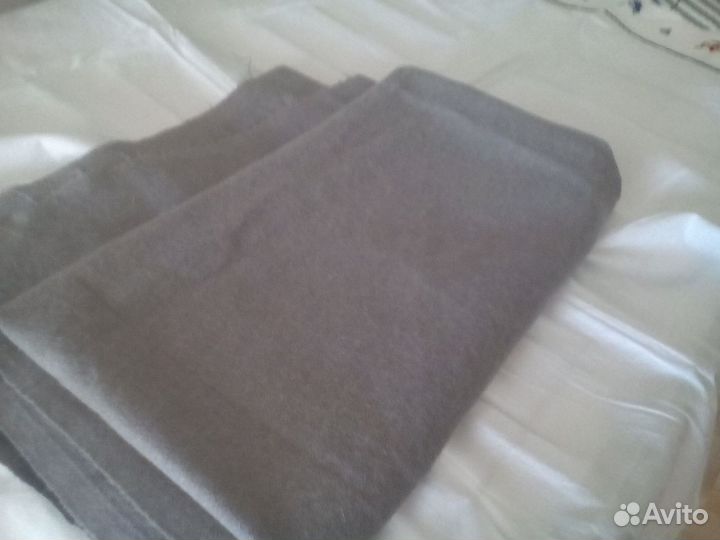 Отрез шерстяной ткани.140х75
