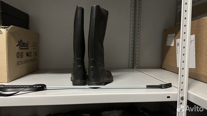 Набор для конного спорта (сапоги, хлыст, шлем)