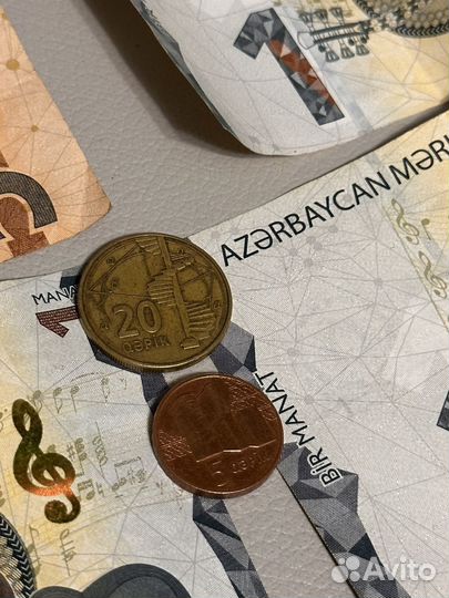 Банкнота азербайджанский манат и гяпик