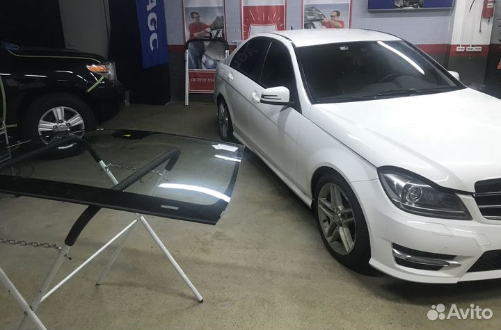 Стекло лобовое Mercedes W204