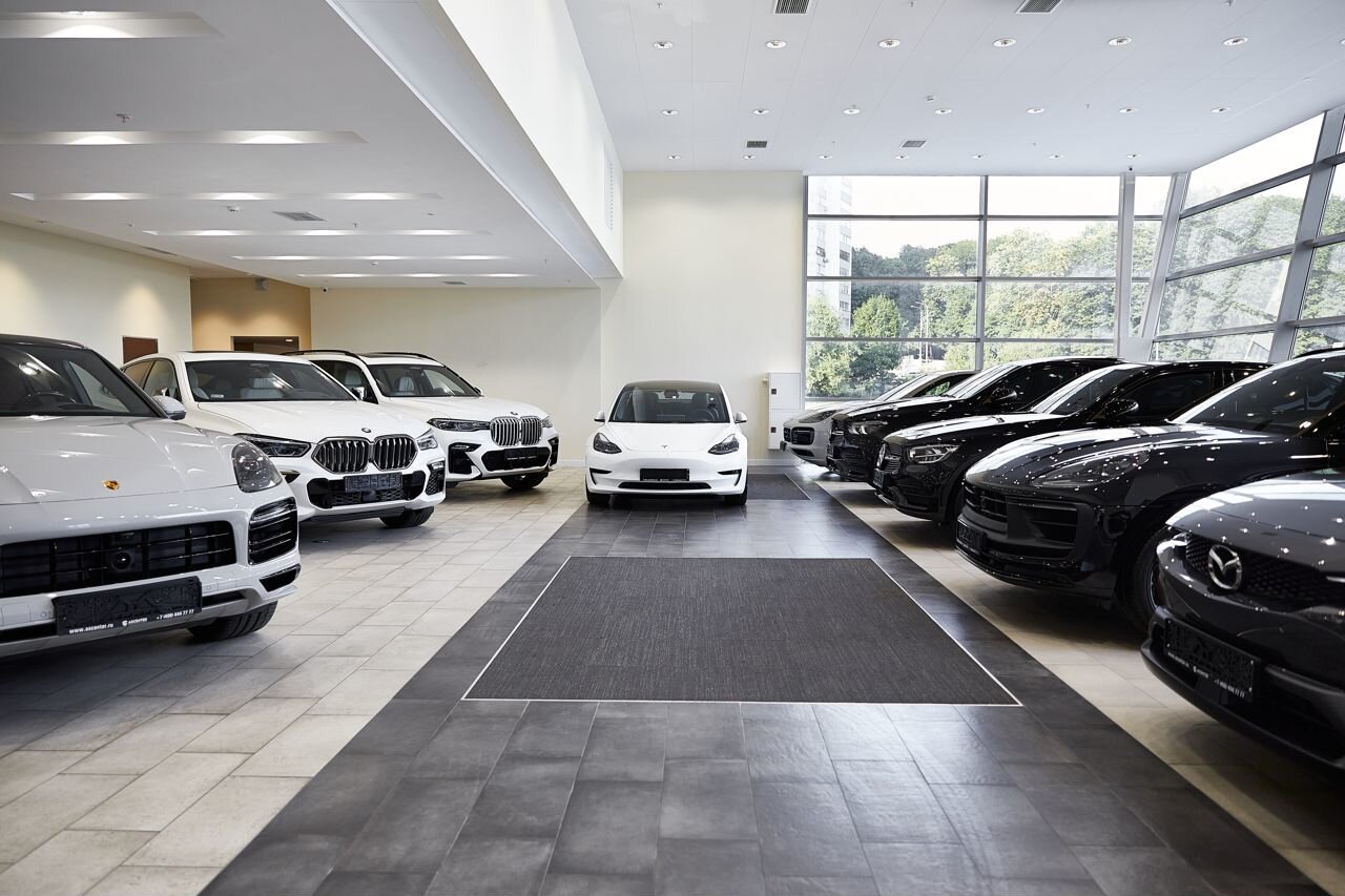 Автодилеры начали выдавать номера в салонах: услуга работает, но прибыли не приносит