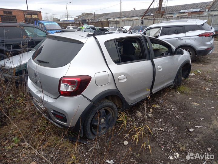 Renault Sandero Stepway 1.6 AT, 2017, битый, 60 000 км