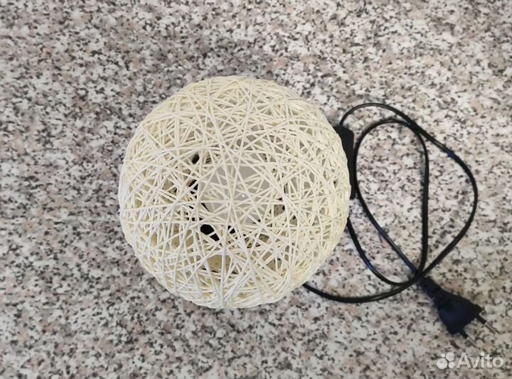 Настольный светильник из ротанга