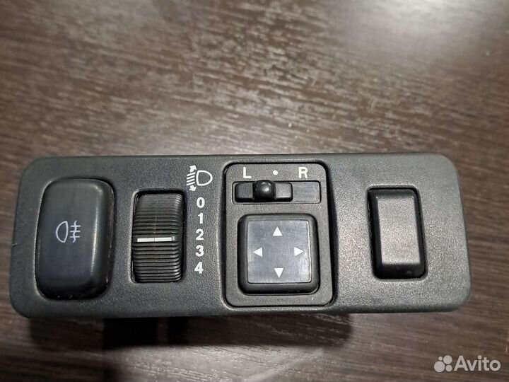 Блок управления зеркалами Mitsubishi Carisma
