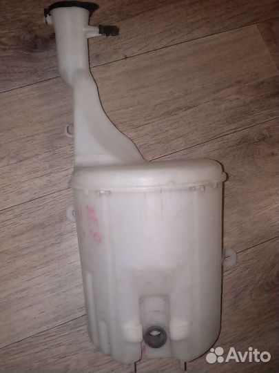 Бачок омывателя тойота ист Toyota ist ncp60 ncp70