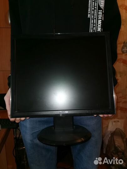 Продаю монитор рабочий в отличном состоянии