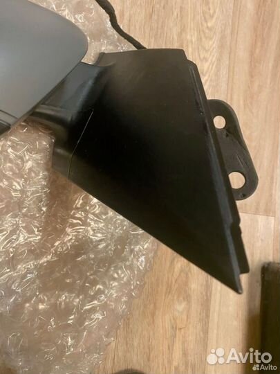 Боковое левое зеркало