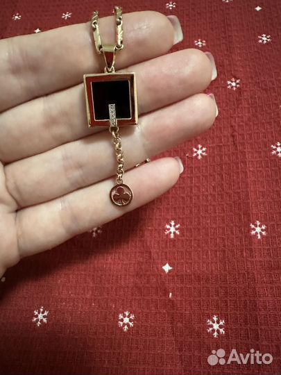 Золотая подвеска с ониксом