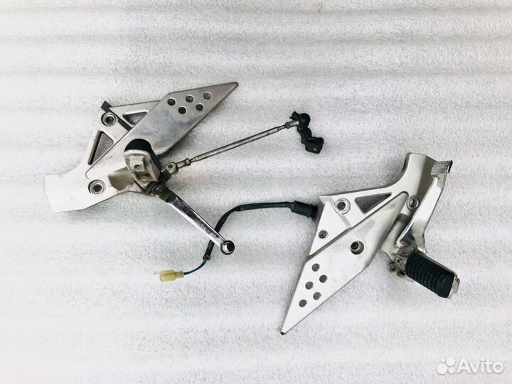 Kawasaki Z 750 04 06 крепления подножек