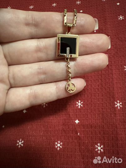 Золотая подвеска с ониксом