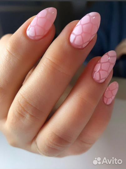 Услуги маникюра и педикюра