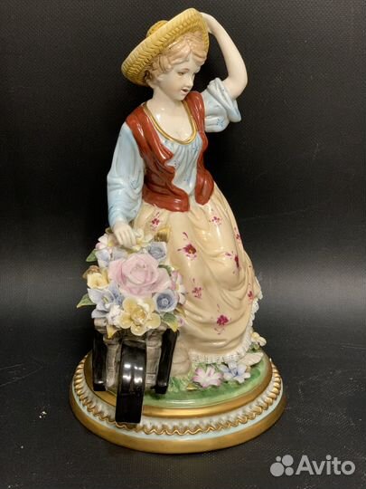 Статуэтка Девушка с тележкой цветов. Мейсен