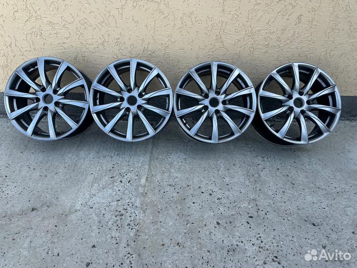 Продам комплект литых дисков R17