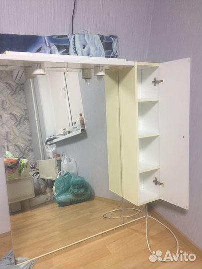 Зеркало с шкафчиком