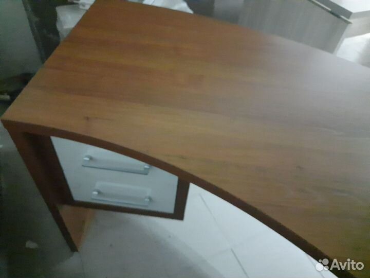 Шикарный офисный стол + тумба с доводчиками
