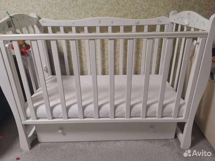 Детская кроватка с маятником и ящиком