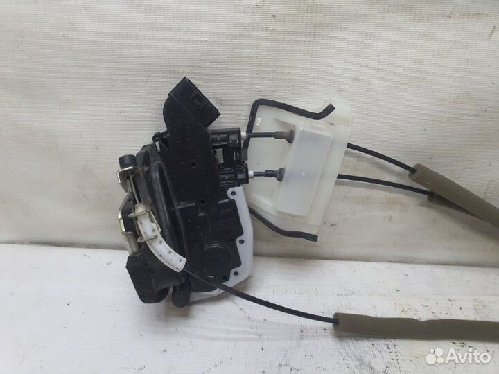 Замок двери передний левый Nissan Skyline седан