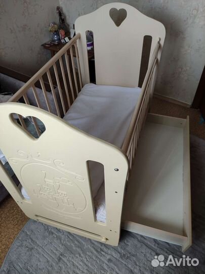 Детская кроватка с маятником и ящиком