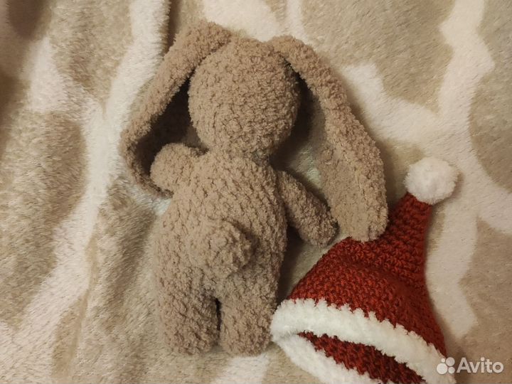 Вязаная игрушка заяц новогодний