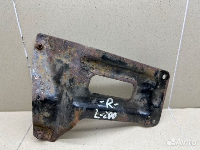 Кронштейн переднего бампера правый Mitsubishi L200