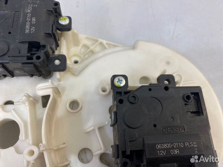 Сервопривод заслонки отопителя правый Toyota Land