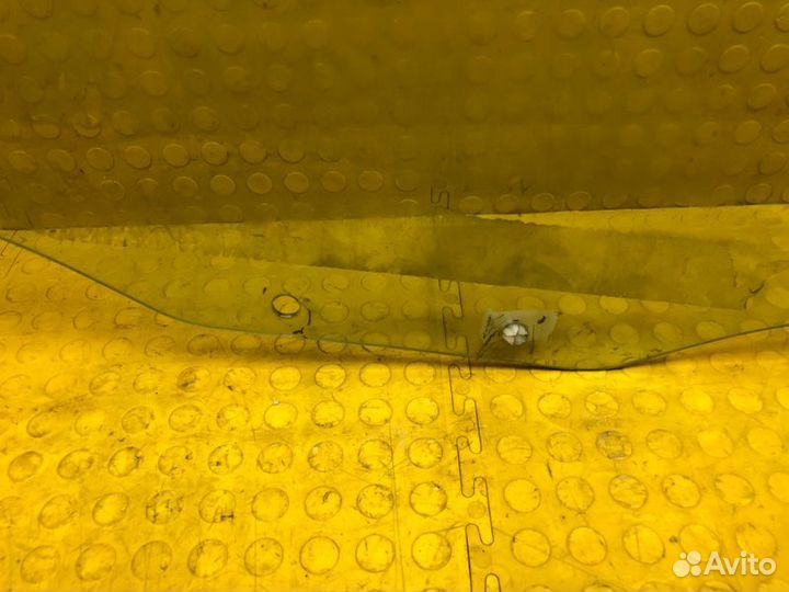 Стекло двери переднее левое Mitsubishi Pajero V40