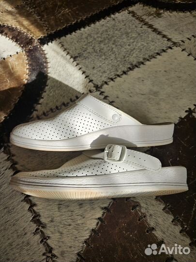 Сабо медицинские кожа