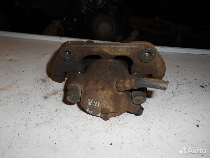 Передний левый суппорт BMW E34 бмв Е34