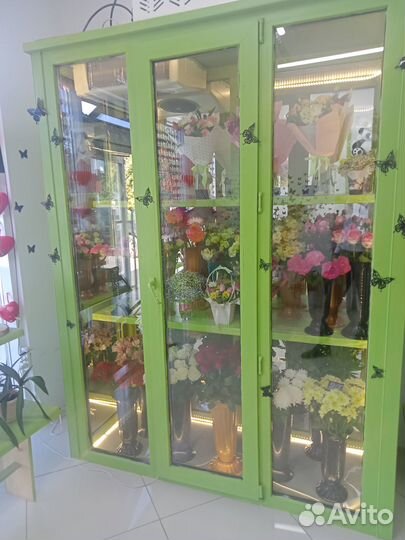 Цветочный магазин возле школы