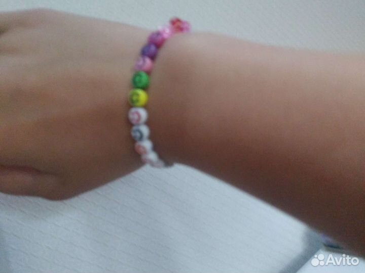 Набор из бисера и смайликов. Браслет на резинке