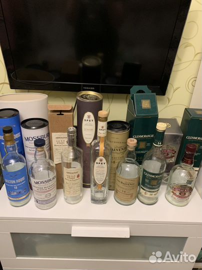 Бутылки от виски и упаковочные коробки