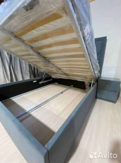 Кровать двуспальная с подъемным механизмом