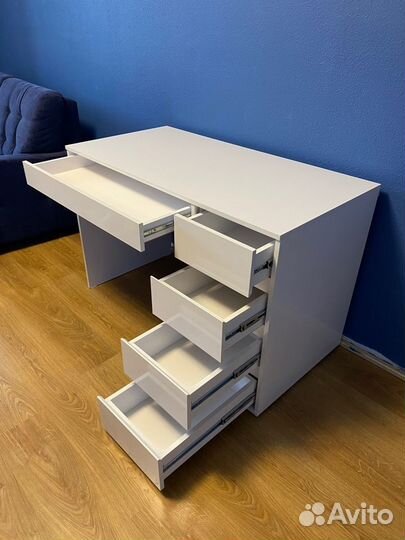 Стол компьютерный белый глянец