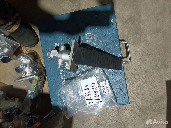 Педаль тормоза (в сборе с клапаном) 300F 800901158