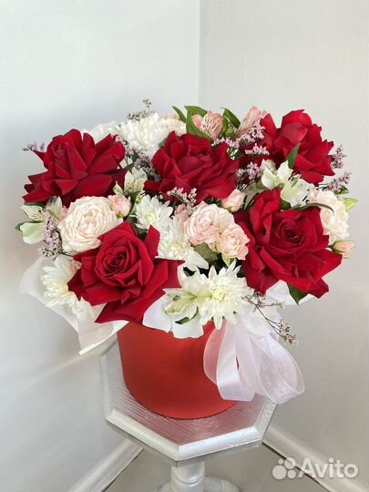 Цветочная композиция в шляпной коробке