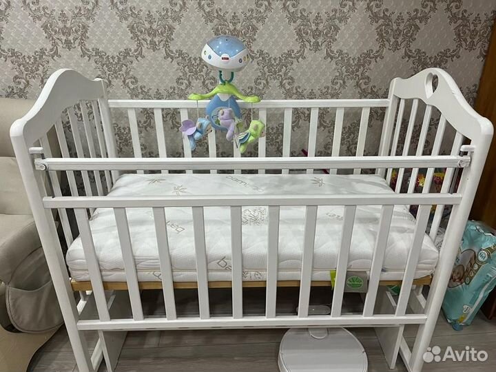 Детская кроватка с поперечным маятником