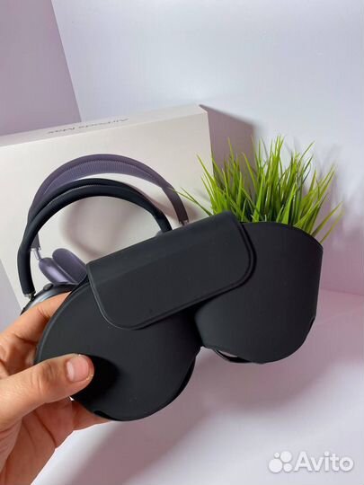 AirPods Max (white and Black)