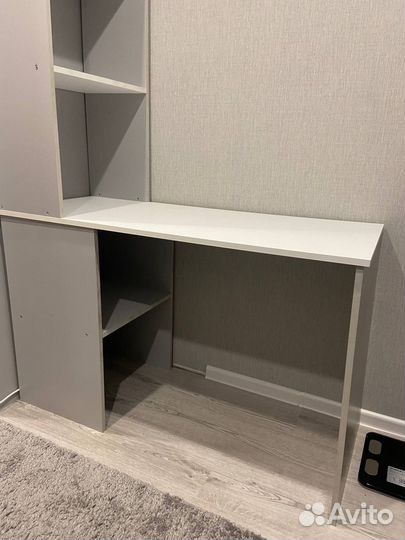 Стол с полкам